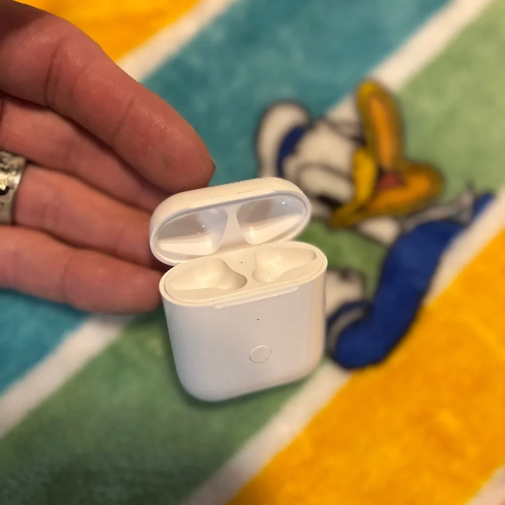 White Wireless Charging Case for Apple AirPods - Compatible Headset Charger